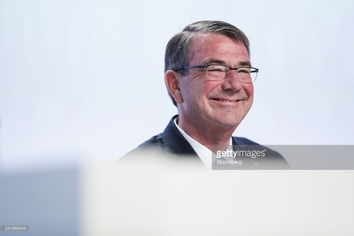 Bộ trưởng Quốc phòng Mỹ Ash Carter tại Đối thoại Shangri-la lần thứ 15, ảnh: Getty Images.