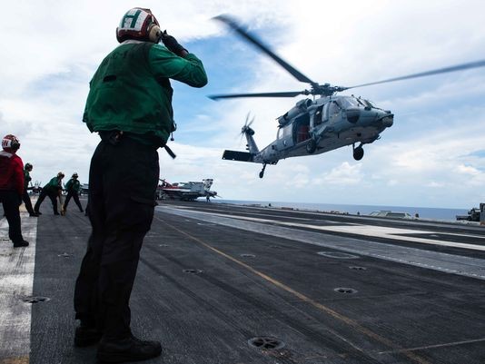 Thủy thủ tàu sân bau USS John C. Stennis đón trực thăng chở Tham mưu trưởng Hải quân Hoa Kỳ, ảnh: Navy Times.