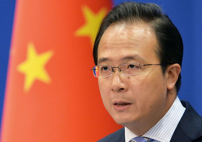 Người phát ngôn Bộ Ngoại giao Trung Quốc Hồng Lỗi chủ trì buổi họp báo ngày 8/6 ra bản tuyên bố thứ 3 về vụ kiện, ảnh: SCMP.