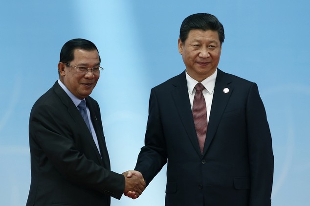 Thủ tướng Campuchia Hun Sen và Chủ tịch Trung Quốc Tập Cận Bình, ảnh: Daily Mail.