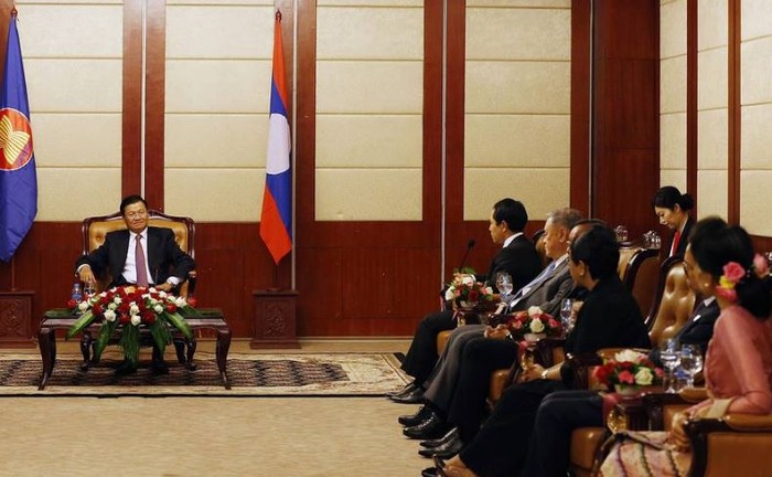 Thủ tướng Lào tiếp các Ngoại trưởng ASEAN, ảnh: WSJ.