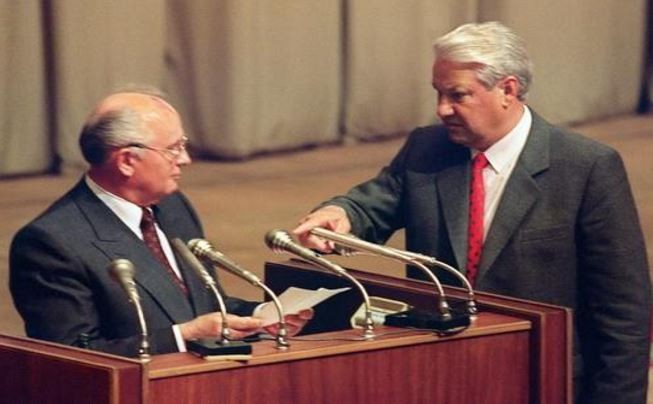 Hình ảnh B.Elsin hạ nhục M.Gorbachev khi yêu cầu ông này đọc tuyên bố từ chức và giải tán đảng Cộng sản Liên Xô mang lại nhiều hậu hoạ cho B.Elsin, dù ông rất đắc thắng. Ảnh: BBC.