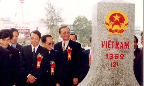 Tiến sĩ Trần Công Trục trong buổi lễ khánh thành một cột mốc biên giới trên đất liền giữa Việt Nam với Trung Quốc, ảnh tư liệu do tác giả cung cấp.