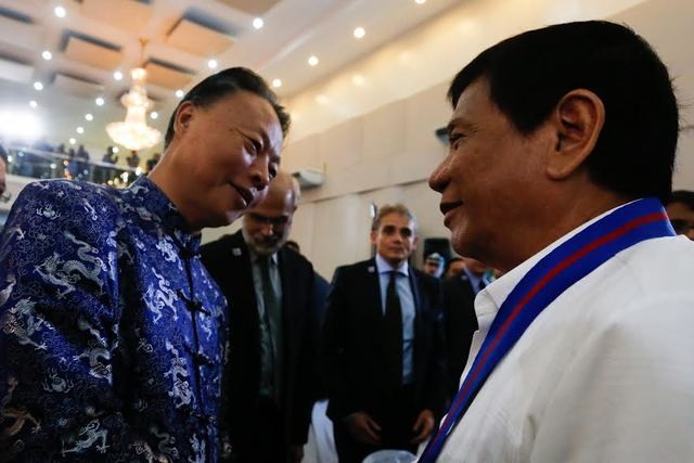 Ông Triệu Giám Hoa, Đại sứ Trung Quốc trong một lần hội kiến ông Rodrigo Duterte. Ảnh: Rappler.