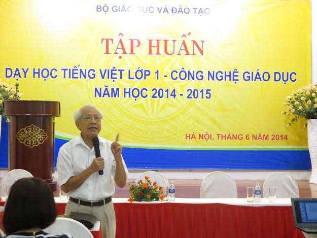 Giáo sư Hồ Ngọc Đại tập huấn cho giáo viên về sách giáo khoa Tiếng Việt - Công nghệ giáo dục, ảnh: doanhnghiepvn.vn