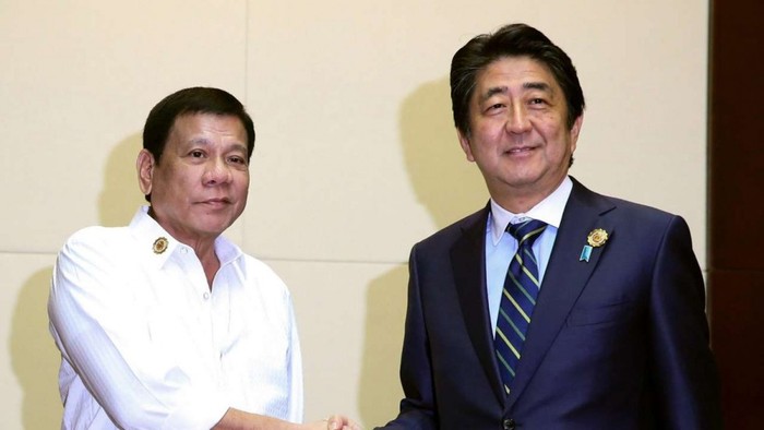 Thủ tướng Nhật Bản Shinzo Abe và Tổng thống Philippines Rodrigo Duterte, ảnh: SCMP.