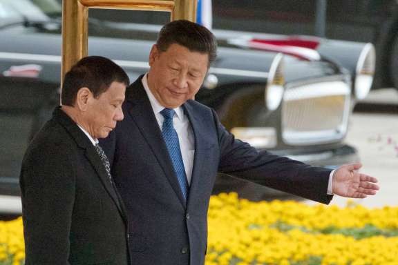 Chủ tịch Trung Quốc Tập Cận Bình và Tổng thống Philippines Rodrigo Duterte, ảnh: The Japan Times.