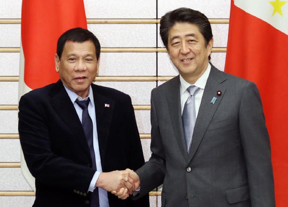 Tổng thống Philippines Rodrigo Duterte và Thủ tướng Nhật Bản Shinzo Abe. Ảnh: Nikkei Asian Review.