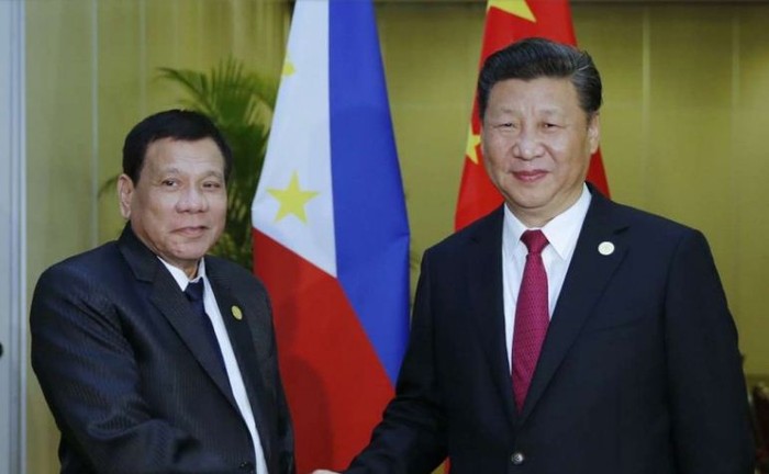 Tổng thống Philippines Rodrigo Duterte và Chủ tịch Trung Quốc Tập Cận Bình bên lề hội nghị thượng đỉnh APEC, Peru. Ảnh: SCMP.