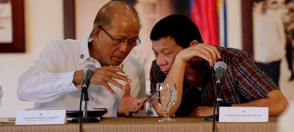 Bộ trưởng Quốc phòng Philippines Delfin Lorenzana và Tổng thống Rodrigo Duterte, ảnh: Notey.