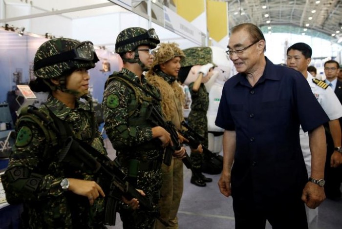 Ông Feng Shih-kuan thăm một triển lãm quân sự tại Cao Hùng, ảnh: Reuters.