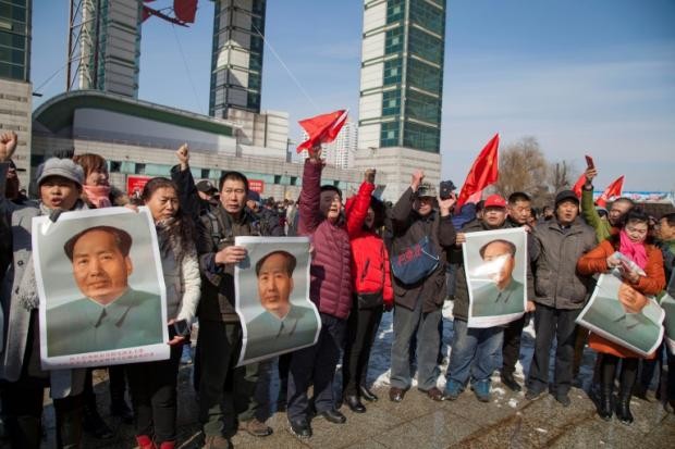Một đám đông người Trung Quốc mang theo ảnh chân dung Mao Trạch Đông biểu tình phản đối Lotte tại Cát Lâm, ảnh: Wenxuecity.