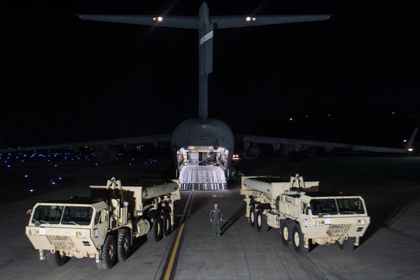 Lô hàng đầu tiên của hệ thống THAAD đã đến Hàn Quốc hôm nay, ảnh: The New York Times.