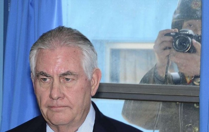 Một người lính Triều Tiên chụp ảnh Ngoại trưởng Rex Tillerson từ đằng sau, qua cửa kính tòa nhà Bàn Môn Điếm. Ảnh: SCMP.