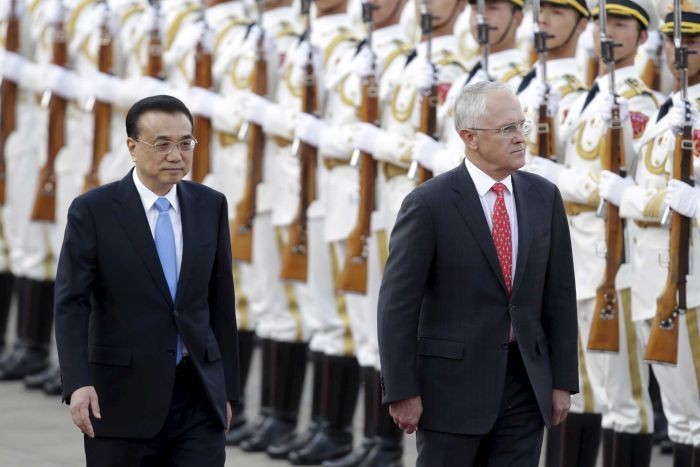 Thủ tướng Trung Quốc Lý Khắc Cường đón Thủ tướng Australia Malcolm Turnbull thăm nước này, ảnh: Jason Lee / Reuters.