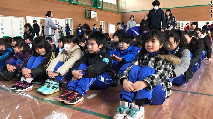Học sinh một trường tiểu học ở Nhật Bản nghe thày cô hướng dẫn các kỹ năng tránh bị nhiễm xạ trong trường hợp Triều Tiên tấn công tên lửa, ảnh: CNN.