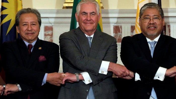 Ngoại trưởng Mỹ Rex Tillerson và các Ngoại trưởng ASEAN chụp ảnh lưu niệm trong cuộc họp ngày hôm qua, 4/5. Ảnh: David Brunnstrom / Reuters.