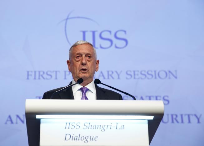 Bộ trưởng Quốc phòng Mỹ James Mattis tại Đối thoại Shangri-la sáng nay, ảnh: Reuters / Adgar Su.