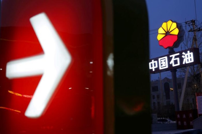 Lô-gô tập đoàn Dầu khí quốc gia Trung Quốc tại một cây xăng ở Bắc Kinh, ảnh minh họa: Reuters.