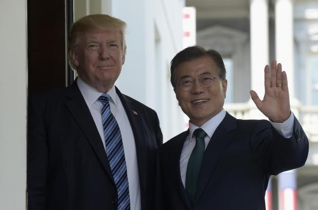 Tổng thống Mỹ Donald Trump và Tổng thống Hàn Quốc Moon Jae-in, ảnh: AP.