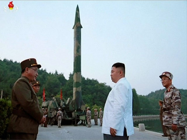 Nhà lãnh đạo Triều Tiên Kim Jong-un trực tiếp ra nơi phóng tên lửa, ảnh: AP / KCNA.