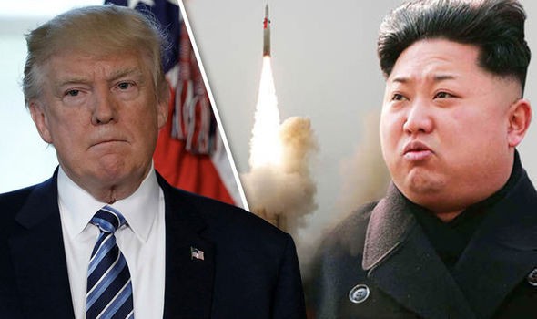 Tổng thống Mỹ Donald Trump và Chủ tịch Cộng hòa Dân chủ nhân dân Triều Tiên Kim Jong-un, ảnh: Daily Express.
