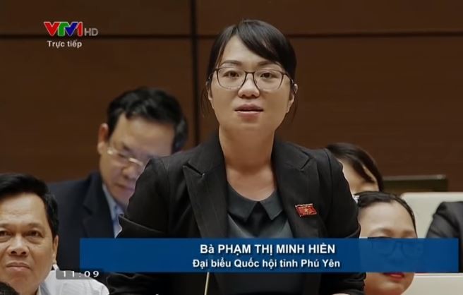 Đại biểu Quốc hội Phạm Thị Minh Hiền đoàn Phú Yên bày tỏ sự đau lòng khi Bộ trưởng Bộ Giáo dục và Đào tạo Phùng Xuân Nhạ trả lời về vụ 21 cô giáo ở Hà Tĩnh bị điều đi làm lễ tân, rằng đó chỉ là &quot;vui vẻ thôi&quot;. Ảnh cắt từ clip.