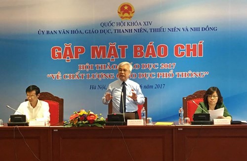 Ông Phan Thanh Bình, Chủ nhiệm Ủy ban Văn hóa, Giáo dục, Thanh niên, Thiếu niên và Nhi đồng của Quốc hội (giữa) phát biểu tại buổi họp báo về Hội thảo giáo dục 2017 &quot;về chất lượng giáo dục phổ thông&quot;. Ảnh: Vương Thúy / Quân Đội Nhân Dân.