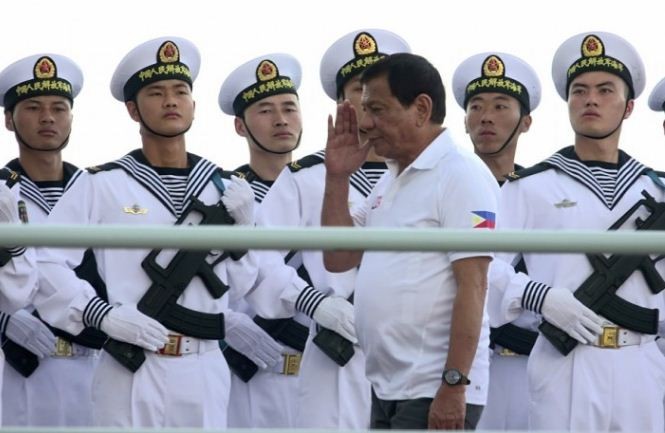 Tổng thống Philippines Rodrigo Duterte thăm chiến hạm Trung Quốc đến Philippines, ảnh: EPA / South China Morning Post.