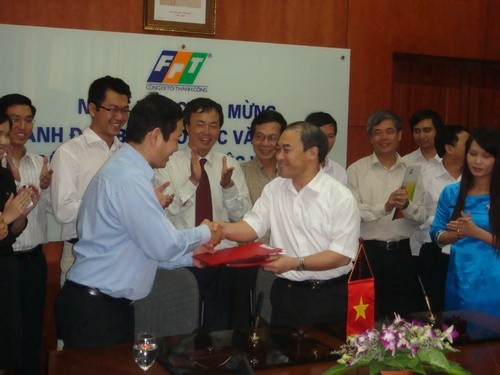 Ngày 21/10/2008, Cuộc thi Giải toán qua mạng – Violympic chính thức ra đời sau lễ ký kết văn bản hợp tác giữa Bộ Giáo dục và Đào tạo với Tập đoàn FPT do Thứ trưởng Nguyễn Vinh Hiển và ông Trương Gia Bình đại diện. Ảnh: ViOlympic.vn.