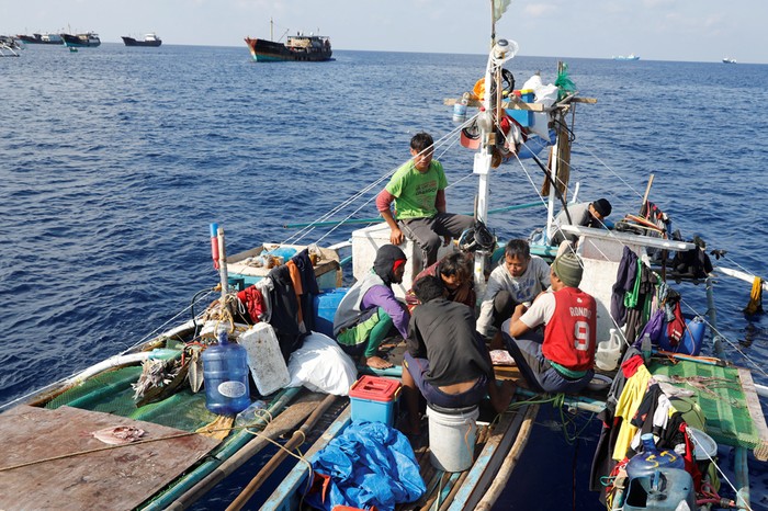 Ngư dân Philippines đã có thể quay trở lại đánh bắt tại Scarborough mà không bị tàu Trung Quốc quấy phá kể từ khi Bắc Kinh chiếm quyền kiểm soát bãi cạn này năm 2012. Đây là thành quả bước đầu của Tổng thống Rodrigo Duterte sau thắng lợi Phán quyết Trọng tài. Ảnh: ABS-CBN News.