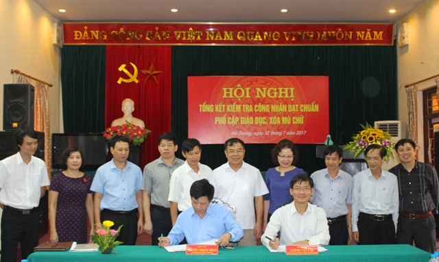 Ảnh minh họa. Ngày 12/7/2017, đại diện đoàn kiểm tra của Bộ Giáo dục và Đào tạo và lãnh đạo Ủy ban nhân dân tỉnh Hải Dương ký kết biên bản kiểm tra công nhận đạt chuẩn phổ cập giáo dục, xóa mù chữ. nguồn: haiduong.edu.vn.