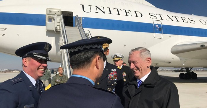 Bộ trưởng Quốc phòng Mỹ James Mattis thăm hỏi các sĩ quan khi tới Hàn Quốc, ảnh: The New York Times.