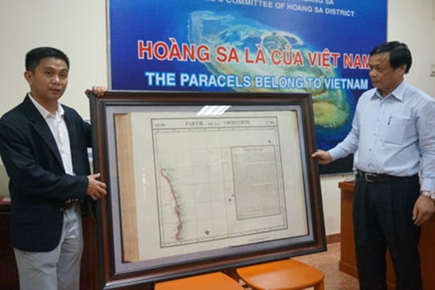 Kĩ sư Trần Trắng trong buổi trao tấm bản đồ cuối cùng trong bộ sưu tập của mình cho Ủy ban Nhân dân huyện Hoàng Sa, Đà Nẵng, ảnh do tác giả cung cấp.