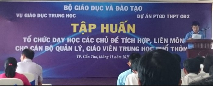 Từ ngày 6– 9/11/2015. Tại khách sạn Vạn Phát 1, khu vực 3 Cồn Khương, phường Cái Khế, quận Ninh Kiều, Thành phố Cần Thơ. Bộ Giáo dục và Đào tạo tổ chức tập huấn cán bộ quản lí, giáo viên THPT về tổ chức dạy học các chủ đề tích hợp, liên môn. Lĩnh vực Khoa học xã hội. Ảnh: tanthanhst.edu.vn.