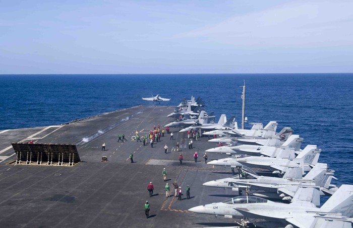 Chiến đấu cơ trên boong tàu sân bay USS Carl Vinson trên Biển Đông ngày 14/2, ảnh: navy.com.