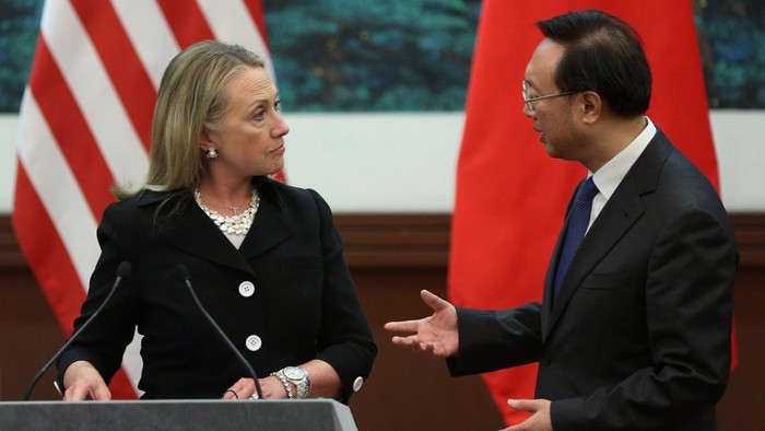 Ngoại trưởng Hoa Kỳ Hillary Clinton gặp người đồng cấp Trung Quốc Dương Khiết Trì năm 2012 tại Bắc Kinh, ảnh: SCMP.