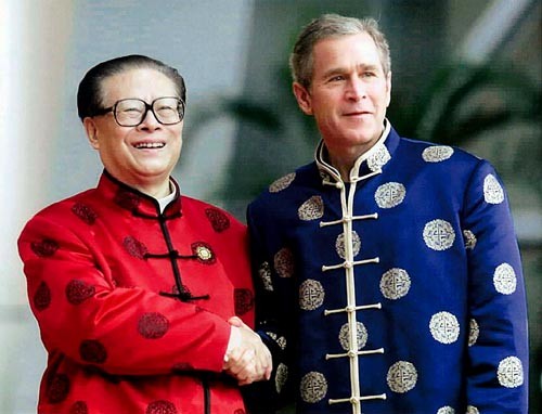 Chủ tịch Trung Quốc Giang Trạch Dân và Tổng thống Hoa Kỳ George W. Bush tại Thượng Hải năm 2001, ảnh: ee.china-embassy.org