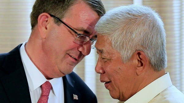 Theo Reuters, ngay sau khi có Phán quyết Trọng tài 12/7/2016, Bộ trưởng Quốc phòng Ashton Carter (trái) đã điện đàm với người đồng cấp Philippines Delfin Lorenzana (phải) rằng, Trung Quốc đã cam kết với Mỹ sẽ kiềm chế sau Phán quyết, Mỹ đề nghị Philippines cũng kiềm chế. Ảnh minh họa: AP.