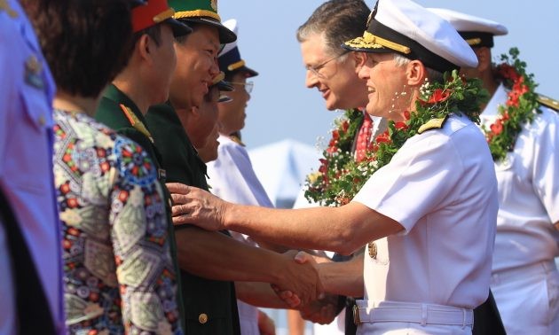 Phó Đô đốc Philip Sewyer tay bắt mặt mừng khi đặt chân tới Đà Nẵng. Ảnh: Asia Times.