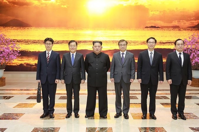 Ông Kim Jong-un chụp ảnh chung với các nhà ngoại giao Hàn Quốc tại trụ sở Đảng Lao động Triều Tiên. Ảnh: The New York Times.