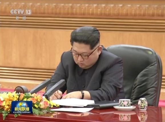 Cảnh quay của đài truyền hình Trung ương Trung Quốc khiến người xem có cảm giác ông Kim Jong-un giống như một &quot;học trò&quot; trước Tập Cận Bình, ảnh: Nikkei Asia Review.