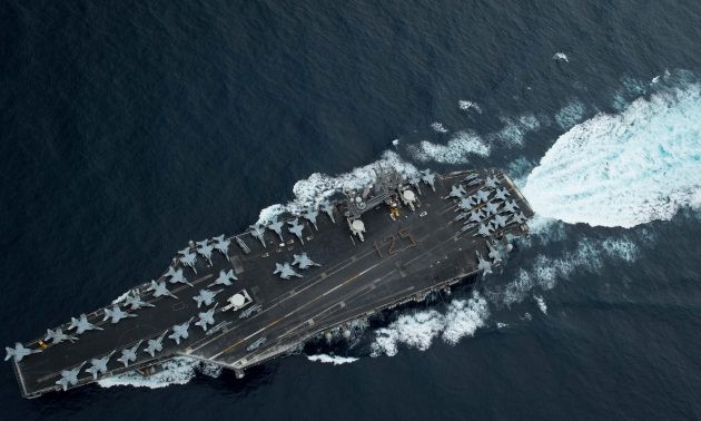 Tàu sân bay Mỹ USS Theodore Roosevelt di chuyển qua eo biển Malacca vào Biển Đông ngày 1/4. Ảnh: Reuters.