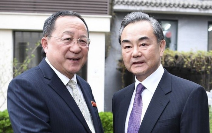 Ngoại trưởng Triều Tiên Ri Yong-ho và người đồng cấp Trung Quốc Vương Nghị tại Bắc Kinh hôm 3/4. Ảnh: SCMP.