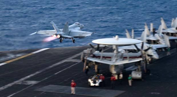 Chiến đấu cơ F/A-18E cất cánh từ tàu sân bay USS Theodore Roosevelt trên Biển Đông, ảnh: Philippines Daily Inquirer.