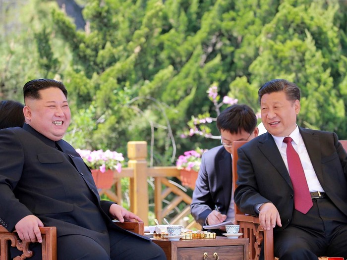 Ông Kim Jong-un và ông Tập Cận Bình tại Đại Liên, Trung Quốc, ảnh: Đa Chiều.
