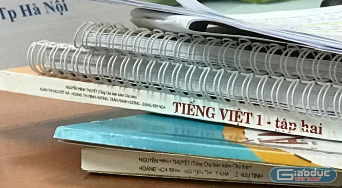 2 cuốn Tiếng Việt lớp 1 tập 1, Tiếng Việt lớp 1 tập 2 mà Giáo sư Nguyễn Minh Thuyết là tổng chủ biên kiêm chủ biên biên soạn cho VEPIC được viết từ tháng 9/2017 (thời gian Giáo sư Nguyễn Minh Thuyết đang là Tổng chủ biên theo hợp đồng với Dự án Hỗ trợ đổi mới giáo dục phổ thông), nếu chiểu theo Công văn số 09/CV-VEPIC mà ông Ngô Trần Ái ký, báo cáo Đoàn giám sát. Ảnh: GDVN.