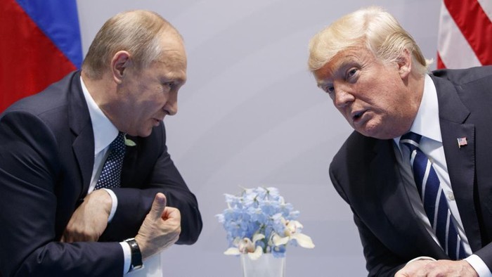 Tổng thống Nga Vladimir Putin và Tổng thống Mỹ Donald Trump bên lề hội nghị thượng đỉnh G-20, ảnh: The Hindustan.