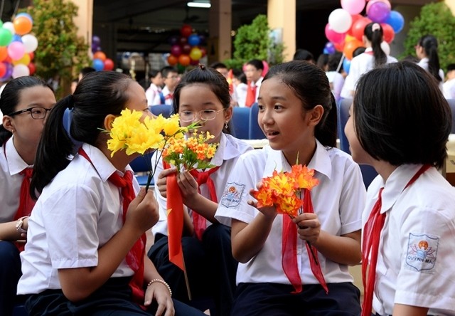 Chỉ học đầy đủ chương trình của Bộ Giáo dục và Đào tạo, nhiều học sinh đã phải &quot;chôn vùi tuổi thơ&quot; trong các lò học thêm, nếu chất lên vai các em một chương trình nữa thì còn đâu thời gian cho các em trải nghiệm, trưởng thành? Ảnh minh họa: Thủy Nguyên / Báo Nhân Dân.