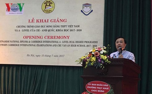 Tiến sĩ Chử Xuân Dũng - Phó giám đốc Sở Giáo dục và Đào tạo Hà Nội phát biểu tại lễ khai giảng chương trình giáo dục song bằng (thí điểm) tại Trường Trung học phổ thông Chu Văn An ngày 15/7/2017. Ảnh: VOV.